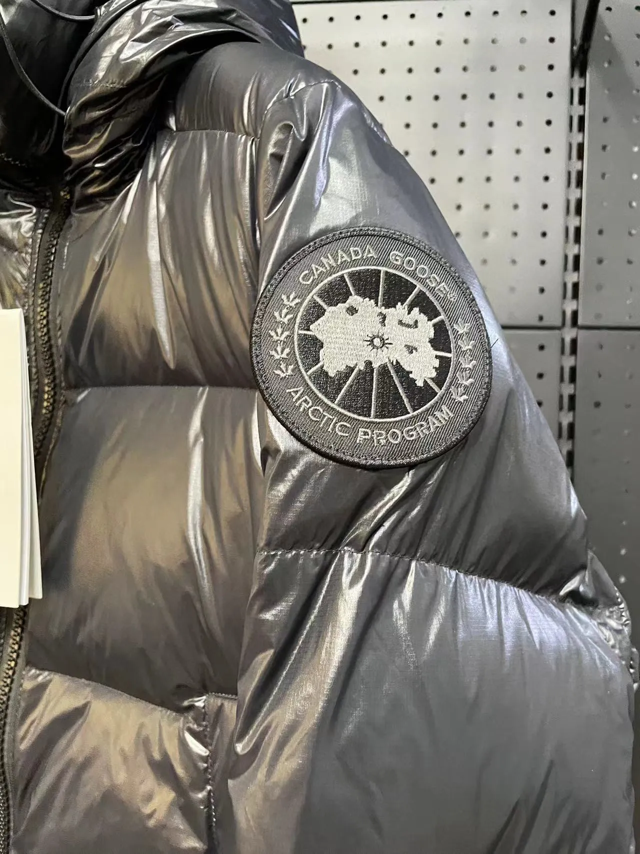 P780 Black Black Label Top Version 𝘾𝘼𝙉𝘼𝘿𝘼 𝙂𝙊𝙊𝙎𝙀/Canada Goose 2023 Limited New Crofton Puff Down Jacket Pure Guangzhou Inspection 95 White Duck Down Filling‼  Top version, ceiling level‼ Crofton soft bread, the latest style in 2023, has a cold protection effect of up to level 4. It is made of recycled Feather-Light tear-resistant fabric. It is ultra-light and has no weight on the upper body at all! The unique black label highlights your temperament‼  Canada Goose, a Canadian brand, has always been recognized as the warmest down jacket. Various Instagram celebrities, Internet celebrities, and celebrities often wear it for street photos. I do Canada Goose every year, but I still can’t get rid of my love for geese. No matter how cold the winter is, there is no need to be afraid, because there are geese! Filled with 80% white duck down, Canada Goose is the legendary warmest down jacket and is known as a must-have for Arctic outdoor sports! The most popular down jacket in the world, celebrities are rushing to buy it, it is a must-have! Same style for men and women Size: S-XXL